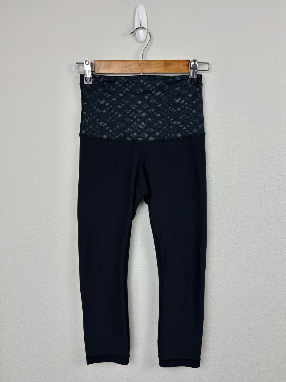 Lululemon Wunder Under High Rise Cropped Leggings Size 4 Yoga Training Gym